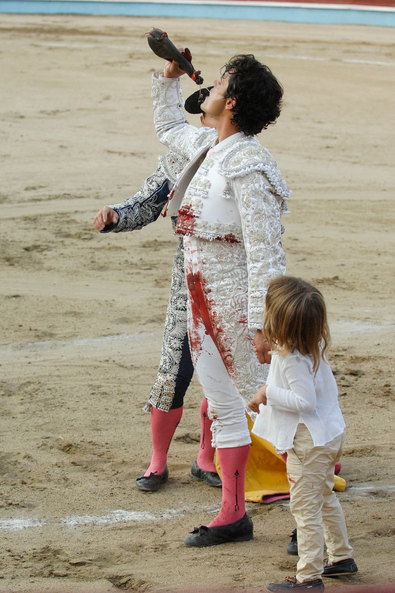 Hasta Miguel Abollan bebió mientras tenía a Nico sostenido de la mano.