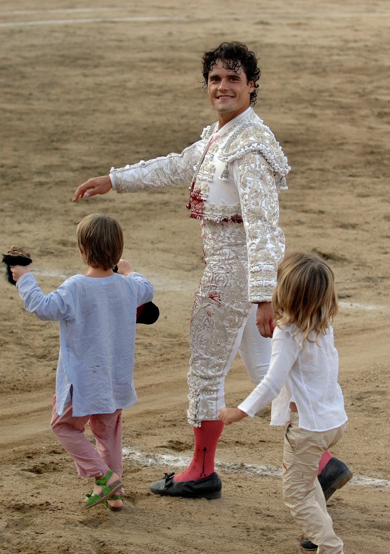 Pero eso no pareció importarle a Nicolás y Samantha, quienes dejaron a los niños solos con el torero.