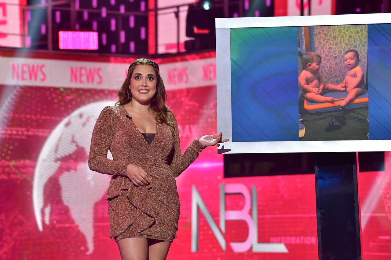 Los sketches del reto 'Improvisa la Noticia' fueron de los más complicados, pues las participantes tenían que crear una noticia a partir de un video que ofrecía poco contexto, y Jaky Magaña fue una de las que lo superó con mayor solidez.