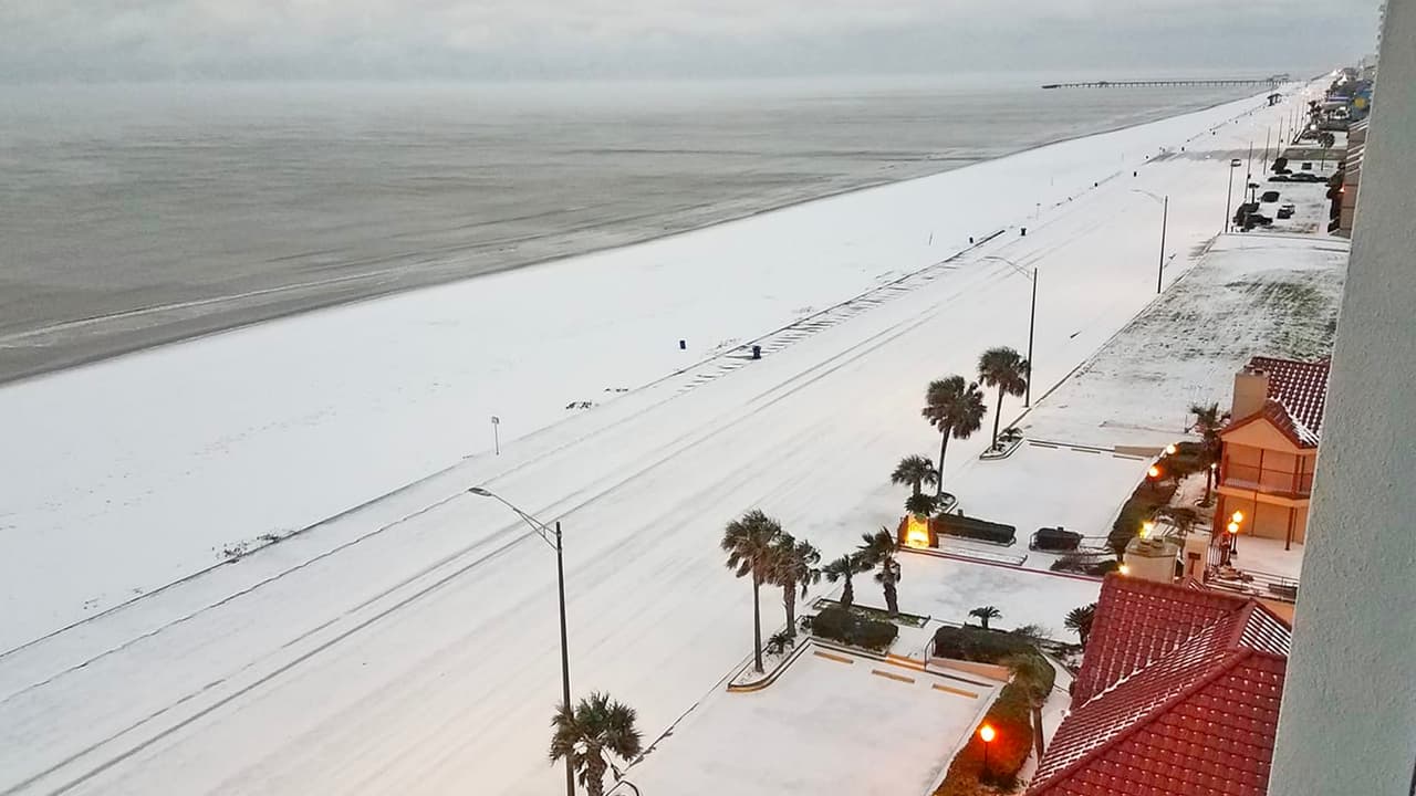 Calles y playas de Galveston cubiertas de nieve. La isla registró temperaturas de 16ºF, con vientos helados de hasta 2ºF.