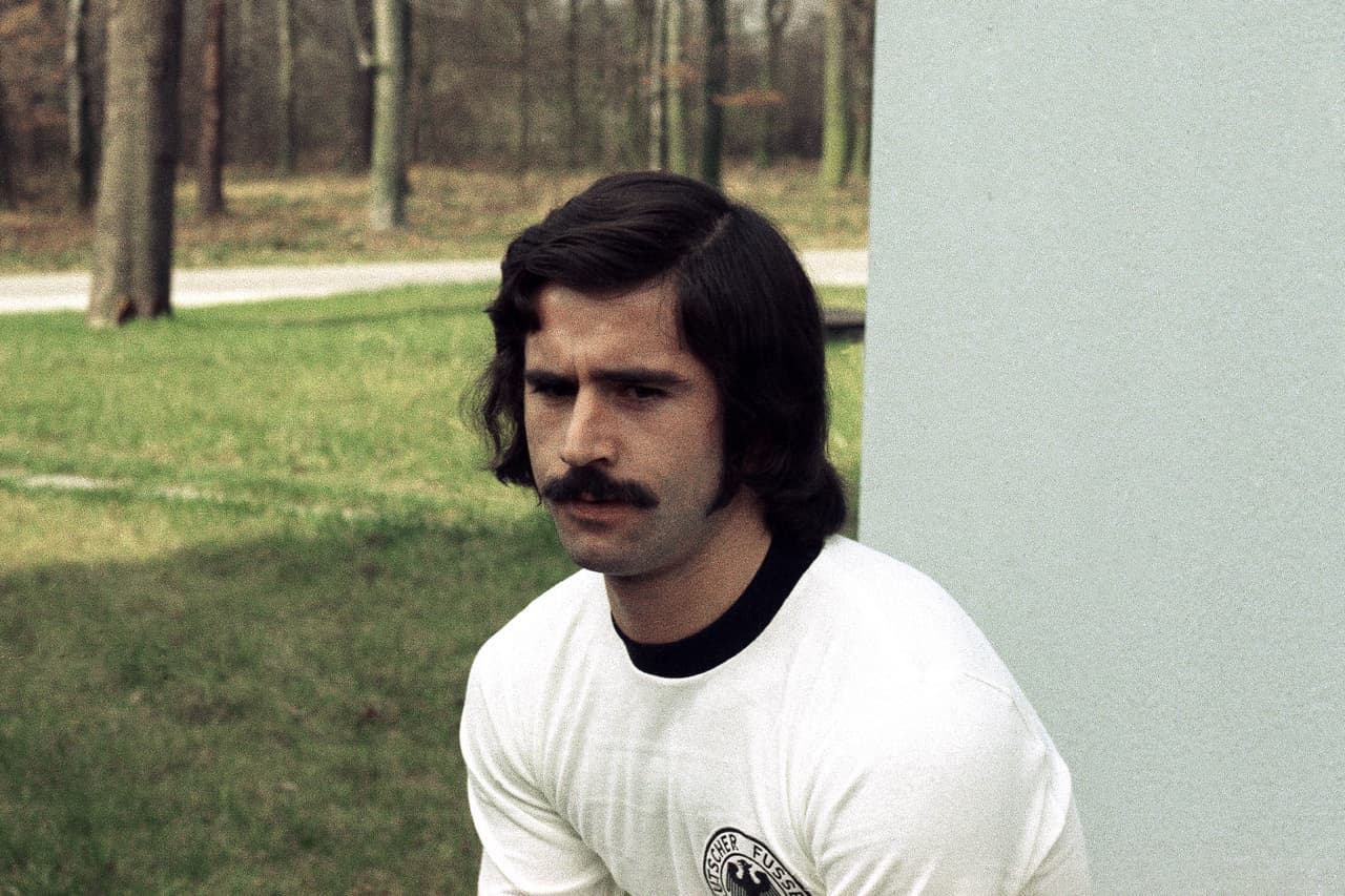 El legendario delantero alemnán, Gerd Muller, el killer logró conseguir un total de 735 goles oficiales a lo largo de su carrera.