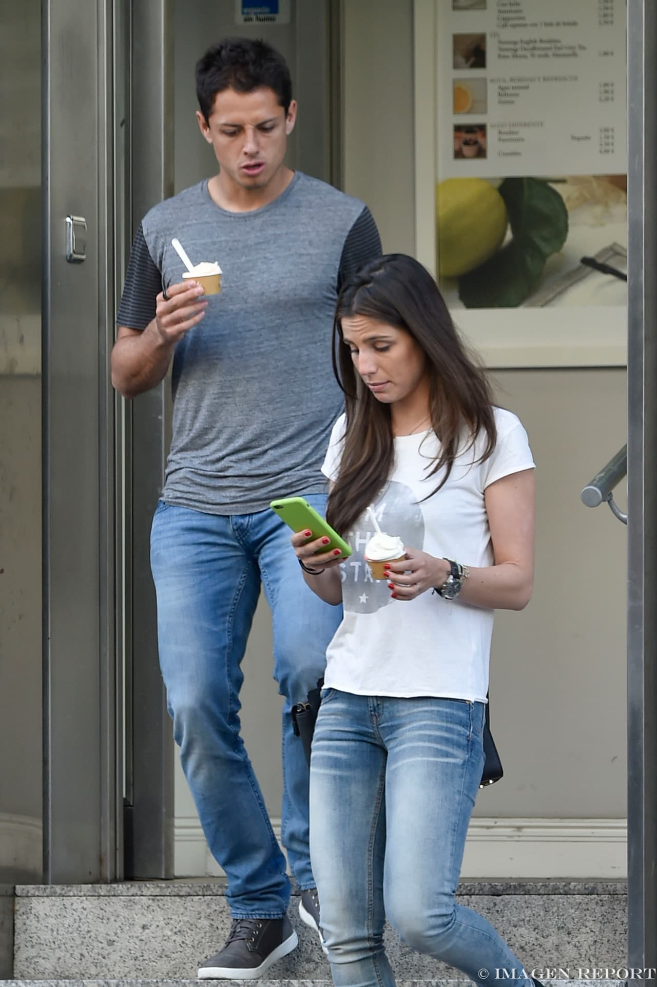 Comiendo un heladito.