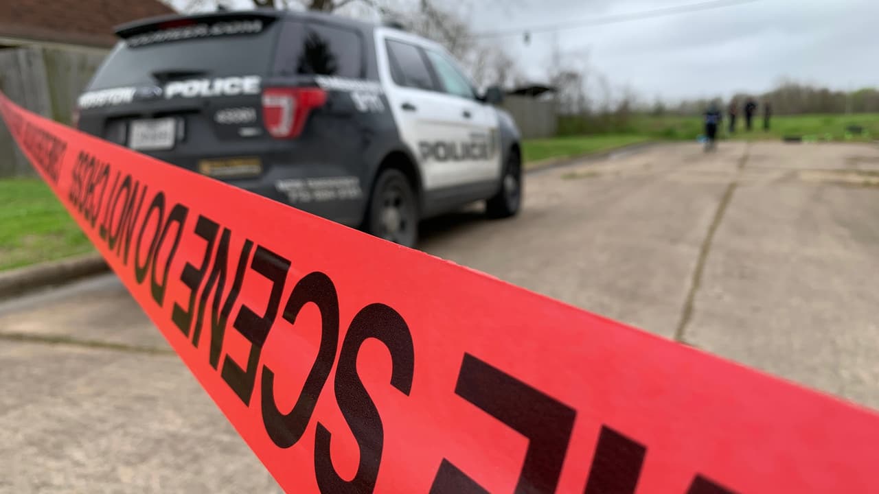 Investigan el hallazgo del cuerpo de una mujer en la cuadra 12300 de la calle Sandy Hook Drive, al sureste de Houston.