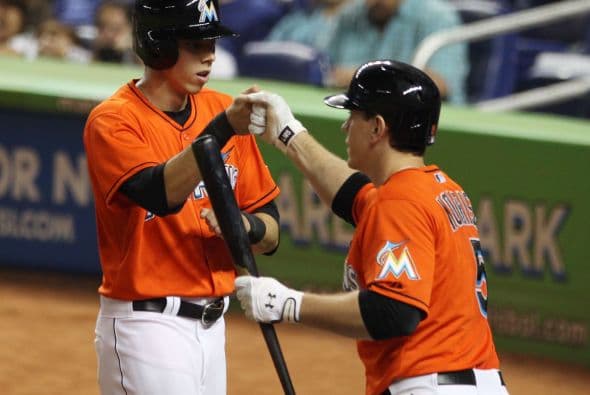 El pitcher de los Miami Marlins, José Fernández, se robó el show durante el esperado juego contra los muy calientes Los Angeles Dodgers, al dejar al jardinero Yasiel Puig 0-3 con un ponche y venciendo a los indomables Dodgers 6-2. Puig tuvo un fin de semana alegre, compartiendo con Lebron James y se paseó por el estadio de los Marlins ante 27,127 fanáticos, el tercer número mayor de asistentes en la temporada, pero terminó 0-5 con dos ponches. Fernández y Puig, ambos cubanos desertores, ambos novatos, en equipos distintos, podrían estar disputando el título del Novato del Año de las Grandes Ligas. Entra y Vota aquí por el mejor de los dos.