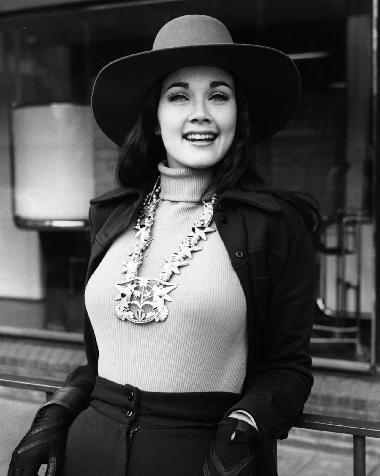 De madre mexicana y padre estadounidense, la actriz Lynda Carter nació el 24 de julio de 1951. Desde muy joven participó en concursos de talentos en su natal Phoenix, Arizona, además de que en 1960 intentó triunfar y dedicarse de lleno a la música.