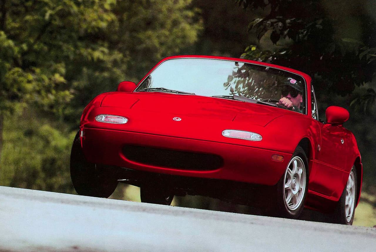 <b>Primera Generación NA (1989 - 1997) </b>
<br>El Miata NA es capaz de acelerar hasta las 60mph (98km/h) en 8.3 segundos y alcanzar una velocidad máxima de 126mph (203km/h).