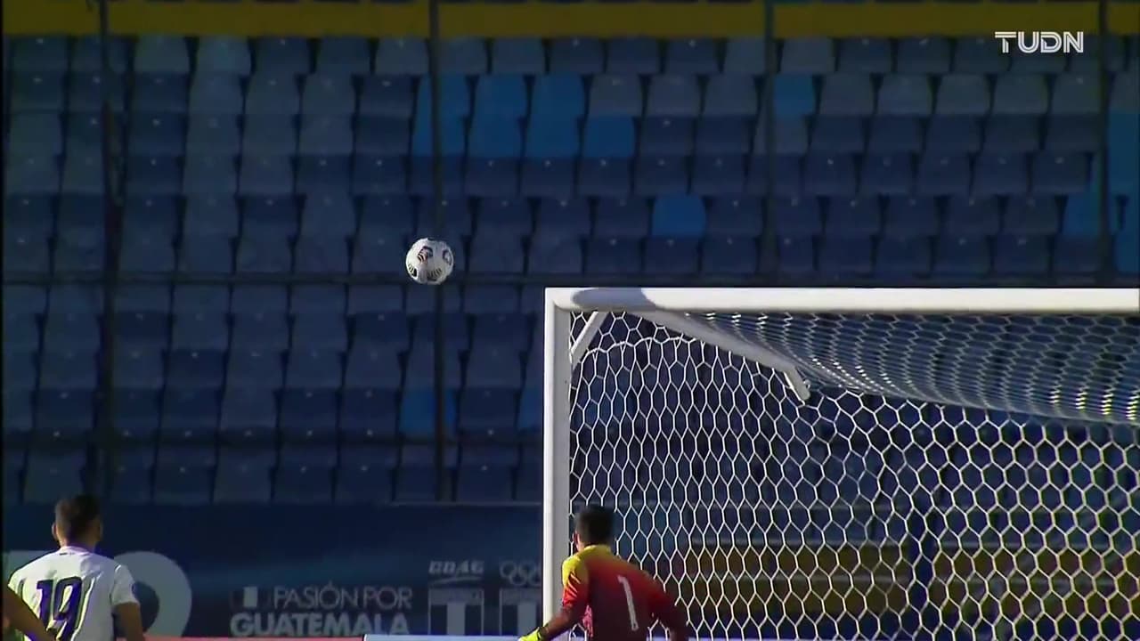 ¡La quiso colocar con chanfle! Lomelí dispara cruzado y pasa por un lado