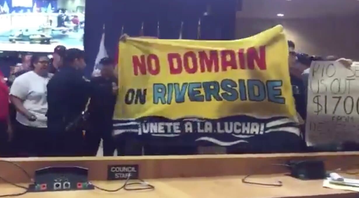 Arrestan a varios manifestantes por interrumpir reunión en el Concilio de Austin