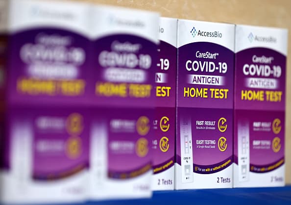 Mientras tanto las autoridades de salud trabajan contra reloj para distribuir la mayor cantidad de 
<a href="https://www.univision.com/local/los-angeles-kmex/pruebas-caseras-coronavirus-pick-up-testing-kit-los-angeles">pruebas covid-19 </a>para determinar cuántas personas están contagiadas con el virus.