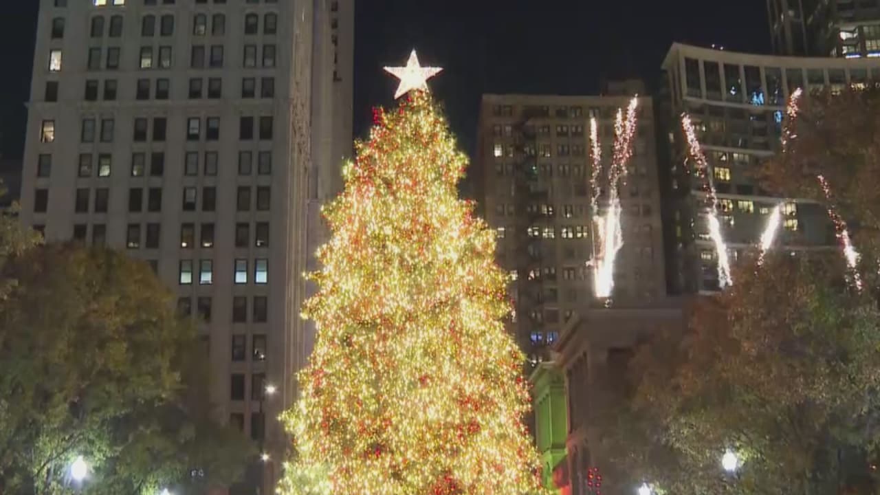 Cientos de personas se congregaron este viernes en Millennium Park para presenciar el encendido del árbol de Navidad, que indica que la época navideña ya se vive en la Ciudad de los Vientos. Sin embargo, este no fue el único evento que dio inicio a la temporada, pues hubo varias actividades este día. Este es el inicio de múltiples espectáculos en el área, por lo que las autoridades piden a la comunidad tener mucha precaución al momento de asistir.