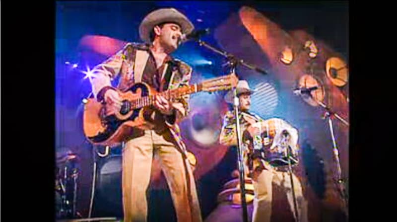 Los Tucanes de Tijuana cantaron 'Espejeando', fueron nominados en la categoría Regional Mexicana al Grupo del Año junto con Los Temerarios y Los Tigres del Norte. Sin embargo, el premio fue para el grupo Límite.