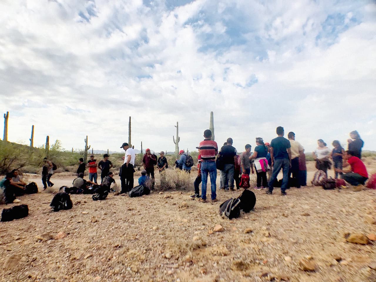 <b>Continuaban escondiéndose de asaltantes</b> porque no sabían que ya estaban en suelo estadounidense.