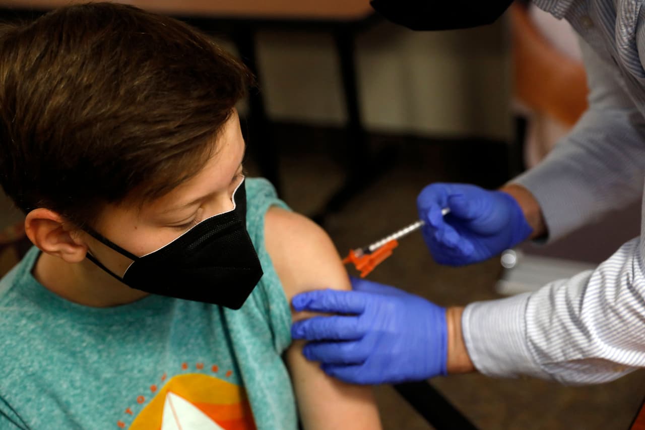 Para saber más sobre las vacunas contra el COVID-19 para niños y adolescentes, 
<b><a href="https://espanol.cdc.gov/coronavirus/2019-ncov/vaccines/recommendations/children-teens.html" target="_blank">visita el sitio web de la CDC</a></b>.