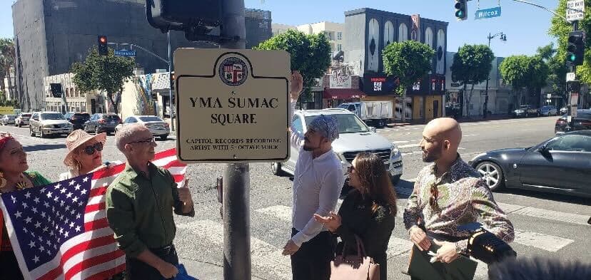 La celebración por el centenario del nacimiento de Yma
<i> Súmac</i> no se detuvo y continuaron los homenajes, una famosa intersección el Bulevar Hollywood y la Avenida Wilcox se nombró como “Yma
<i>Súmac</i> Square” en honor a la cantante.