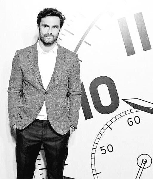 Y este bombón esta solterito. ¿Quién se apunta chicas?