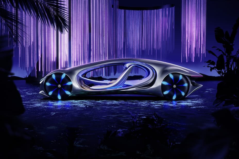 <b>Mercedes-Benz Vision AVTR</b>
<br>
<br>Este concepto futurista del fabricante alemán está inspirado en las criaturas ficticias que habitan en el planeta Pandora de la exitosa película Avatar de James Cameron. Según Mercedes-Benz, el Vision AVTR es una mezcla entre hombre, máquina y naturaleza; y cuenta con un centro de control que se conecta biométricamente a sus usuarios para permitirles sentir el entorno que los rodea.
<br>
<br>El Vision AVTR es un vehículo eléctrico que carece de volante, ya que también se beneficia de tecnología de conducción autónoma. Sus baterías ‘orgánicas’ pueden recargarse en 15 minutos y ofrecen una autonomía de aproximadamente 435 millas.