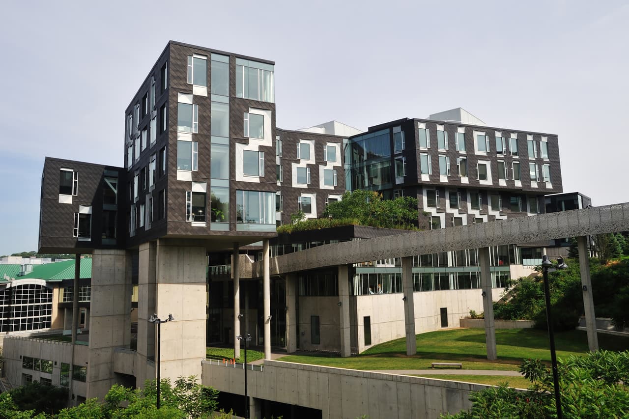 <b>Puesto 29. Universidad Carnegie Mellon</b>
<br>
<br>Tasa de aceptación: 15%.
<br>
<br>Lugar: Pittsburgh, Pennsylvania. 
<br>
<br>Esta institución privada fue fundada en 1900 y también tiene siete facultades diferentes: Bellas Artes, Ingeniería, Ciencias de la Computación, Sistemas de Información y Políticas Públicas, Ciencias, Negocios, Humanidades y Ciencias Sociales.
<br>