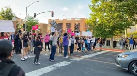 Las manifestaciones de esta tarde y noche se extendieron a las calles aledañas al edificio de la Corte Federal, en las que por momentos se cortó la circulación en los semáforos, lo que provocó que algunos automovilistas quedaran atascados. La decisión de la Corte Suprema sobre este tema podría darse en junio próximo.