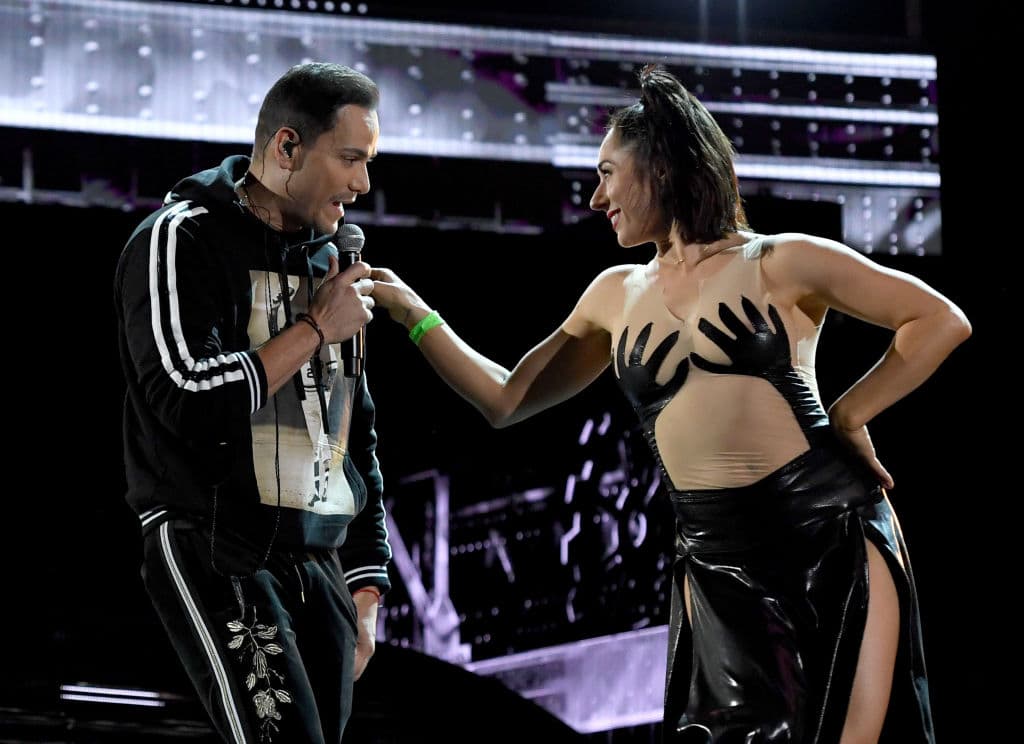 Víctor Manuelle, vestido cómodamente y acompañado de su bailarina.