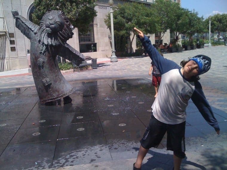 <b>6. Culver City – The Lion’s Fountain</b>
<br>Este arte público funciona como una almohadilla de salpicadura, con una escultura central de bronce de un león rodeado de chorros de agua iluminados que han encantado a los niños (y adultos) durante años. Es un lugar fantástico para combatir el calor.
<br>
<br>Dirección: ubicado en el centro de Culver City, cerca del famoso Hotel Culver