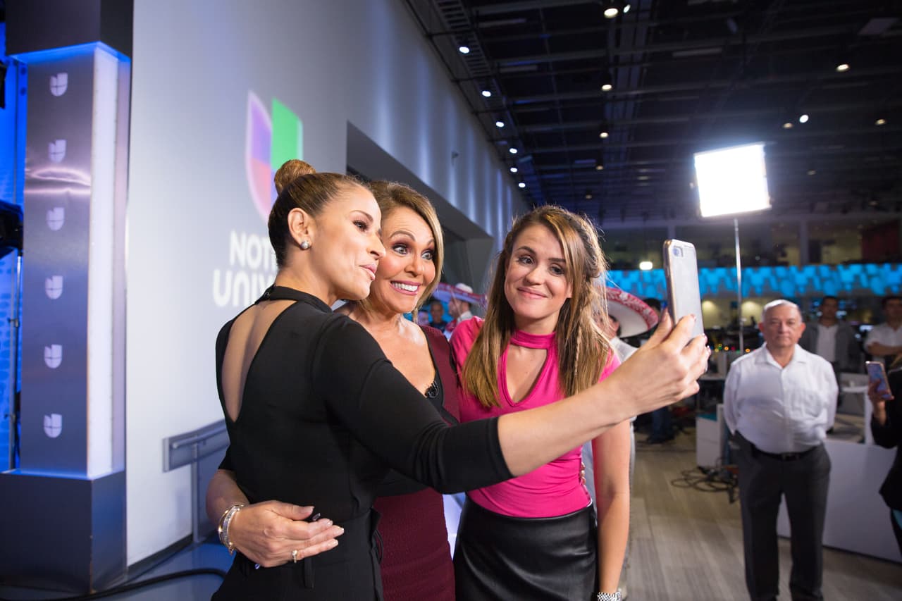Las presentadoras Jackie Guerrido y Carolina Sarassa se tomaron una selfie de despedida con María Elena Salinas.