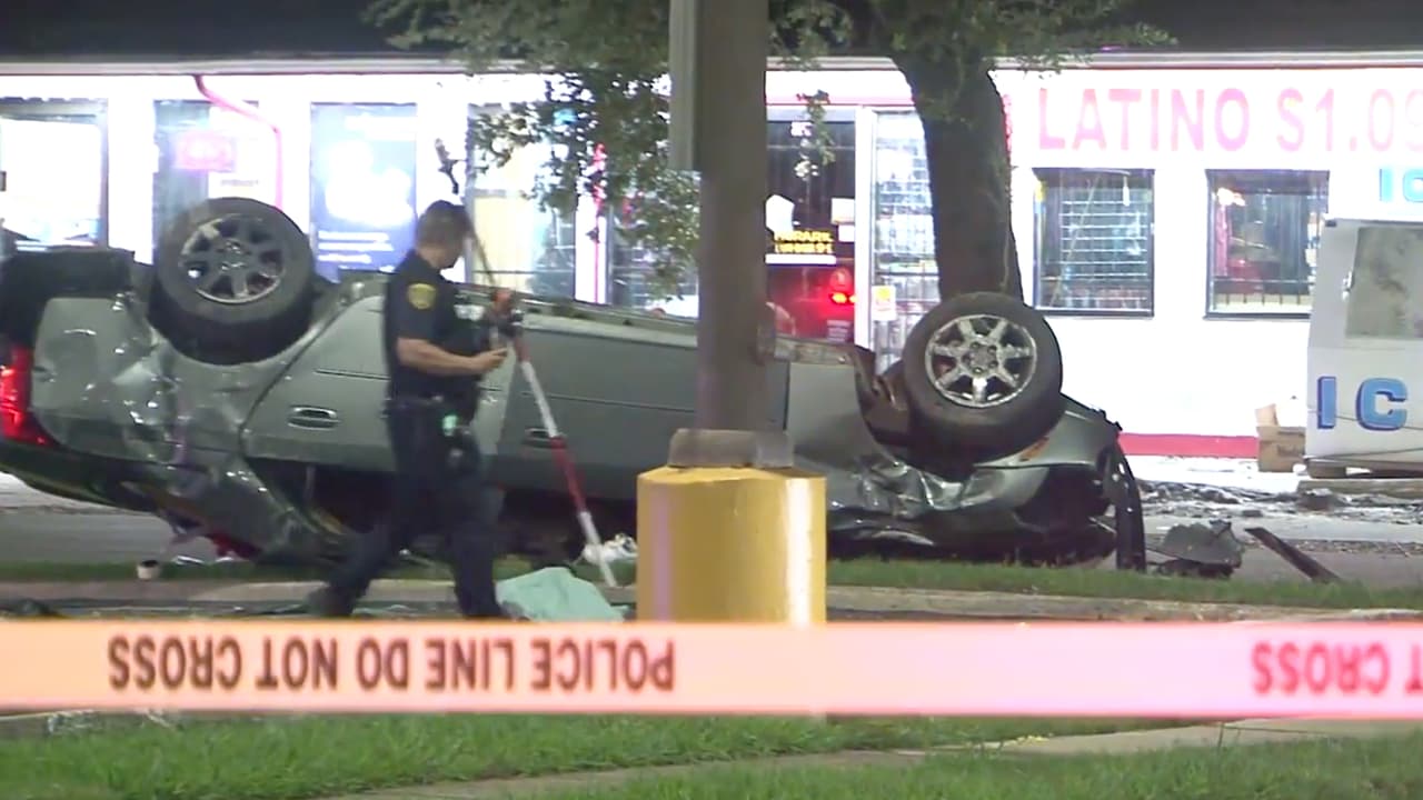Un Chrysler viajaba a exceso de velocidad, el conductor perdió el control del vehículo al caer en una zanja.