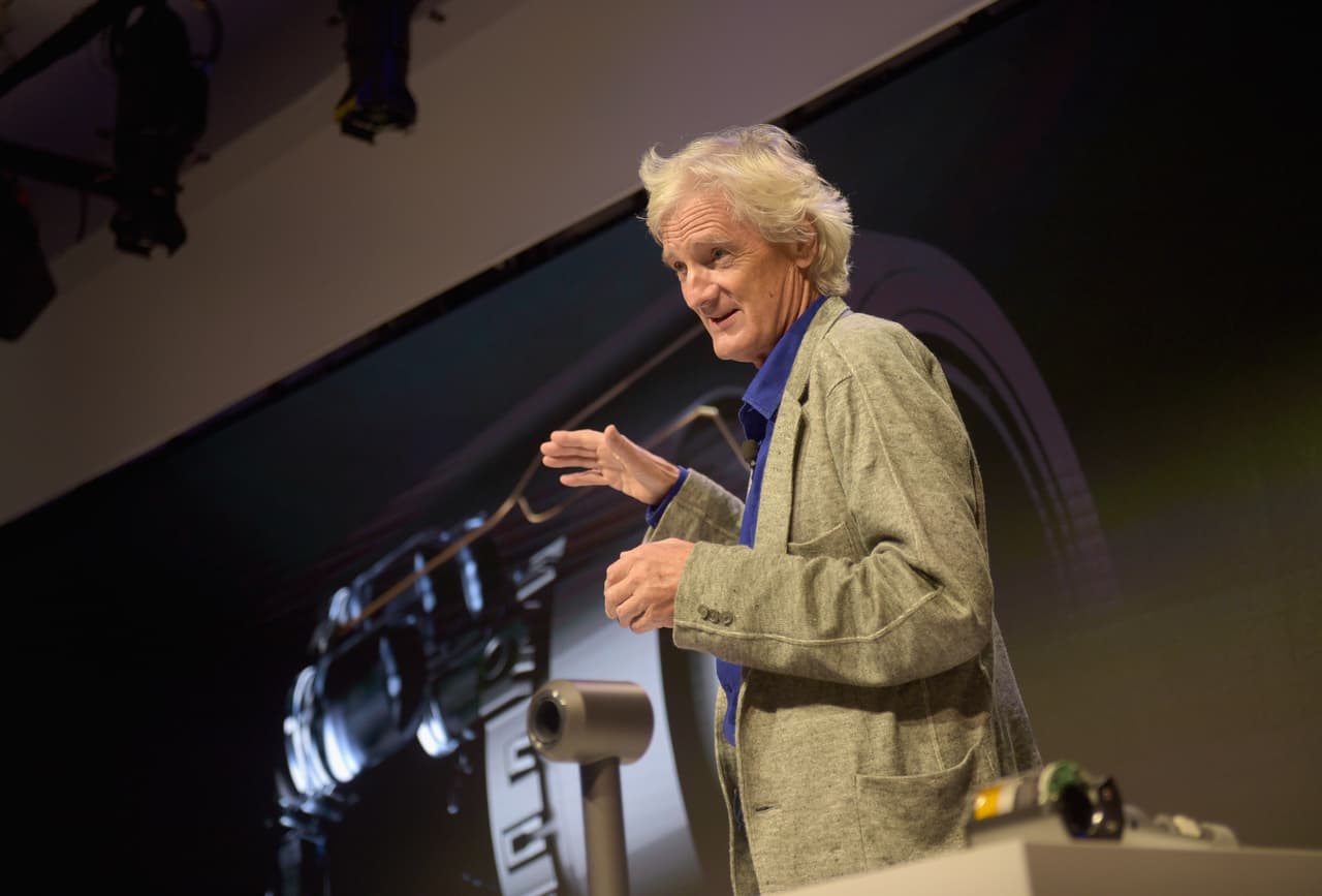 En la lista global que involucra a los británicos mas ricos de ese país, el primer lugar quedó en manos de
<b> James Dyson</b> y su familia, con 
<b>19.2 mil millones de dólares</b>. Él es el fundador y director de la compañía Dyson Ltd. Es conocido por la invención de la aspiradora sin bolsa Dual Cyclone. 
<br>