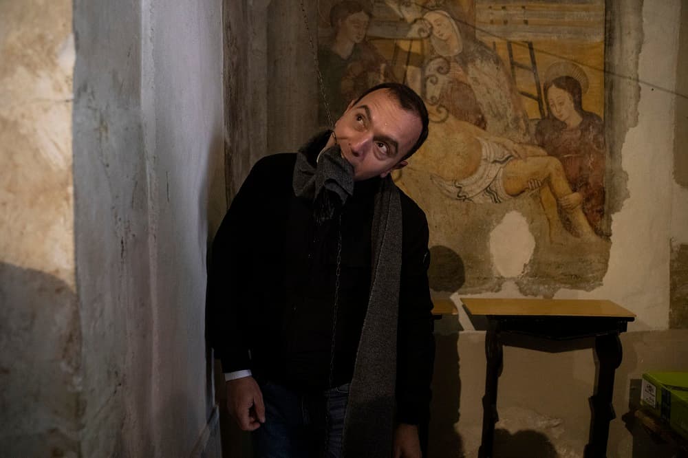 Otra de las tradiciones es tirar de la cuerda de la campana de la iglesia con los dientes para obtener la bendición de San Doménico y tener buena salud dental. Los habitantes de la población creen que el santo protege también de los dolores de muelas. Esta creencia también está enraizada en el hecho de que en la iglesia del pueblo hay un diente del santo, guardado como una reliquia.