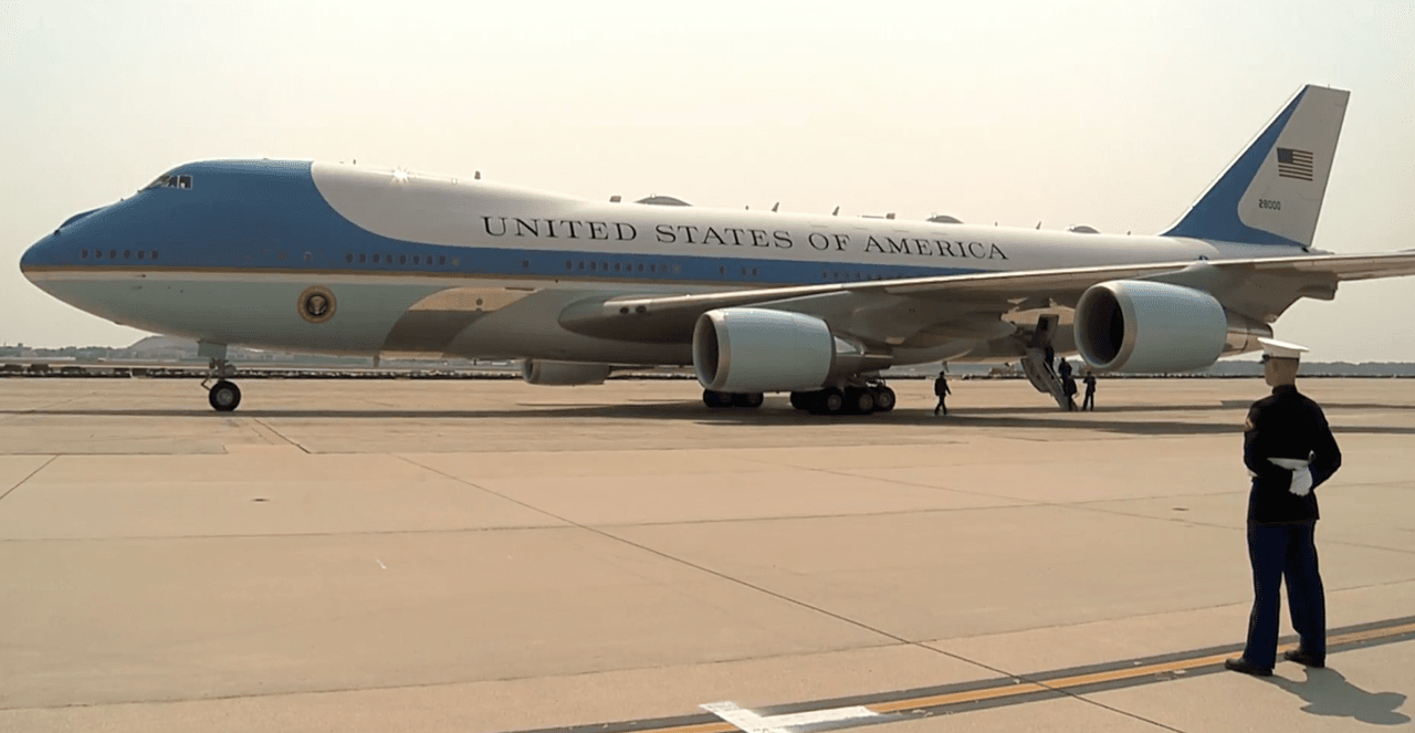 El imponente avión presidencial, el Air Force 1, aterrizó la mañana de este miércoles en el aeropuerto O'Hare para la visita del presidente Joe Biden a Crystal Lake. La enorme aeronave despegó en horas de la tarde desde el mismo lugar para el regreso de la comitiva presidencial a Washington, D.C.
