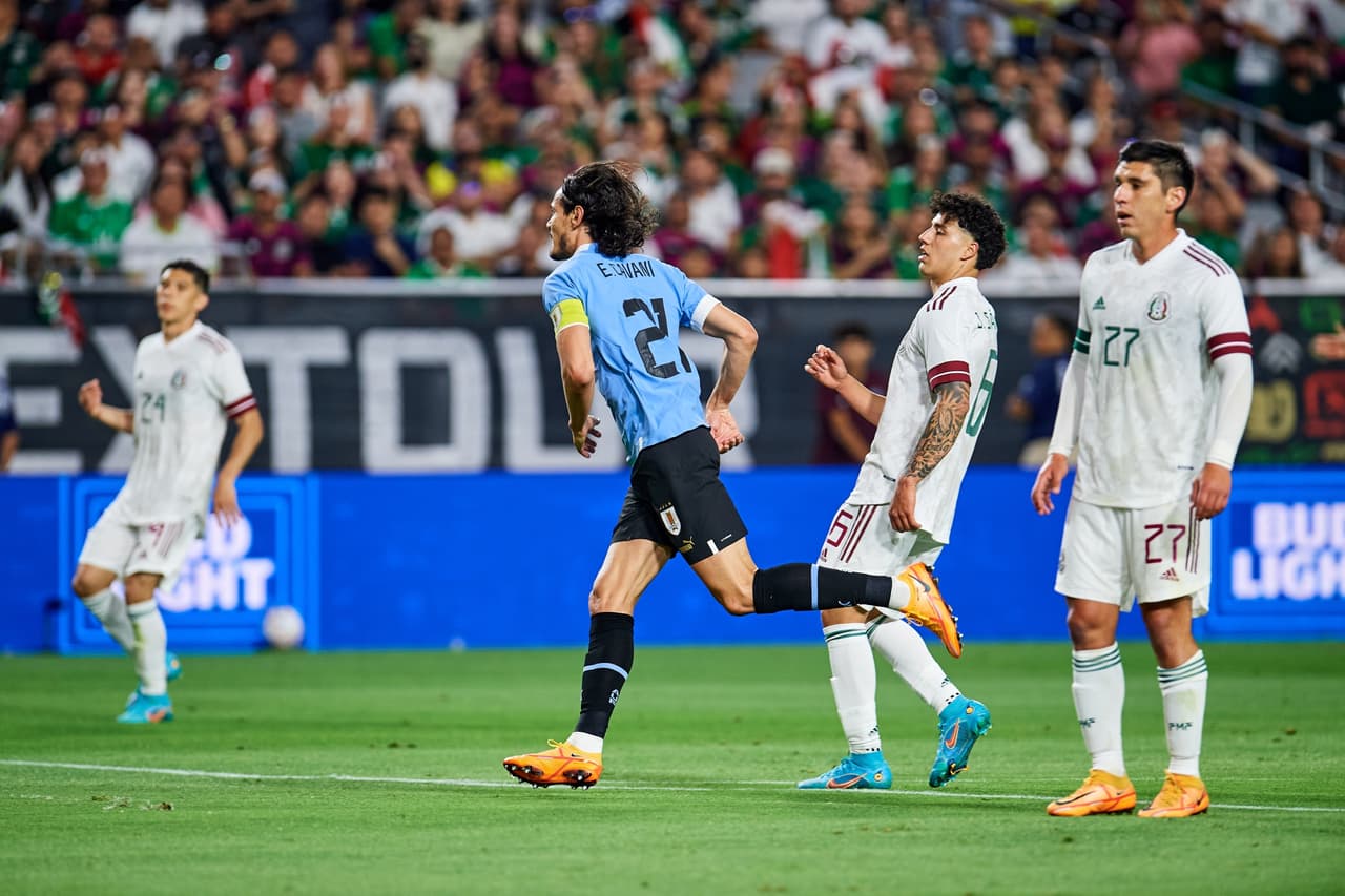 La selección mexicana tuvo uno de sus partidos más oscuros en la era del ‘Tata’ Martino y con doble de Edinson Cavani, Uruguay le pasó por encima a un Tri, que generó dudas, incertidumbre y preocupación a menos de 6 meses de Qatar 2022.