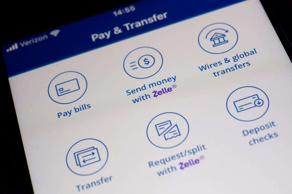 Andrea Chimaras, especialista en uso de redes sociales, explica: 
<b>si te piden dinero por Zelle, en efectivo o con urgencia, probablemente es una estafa.</b>