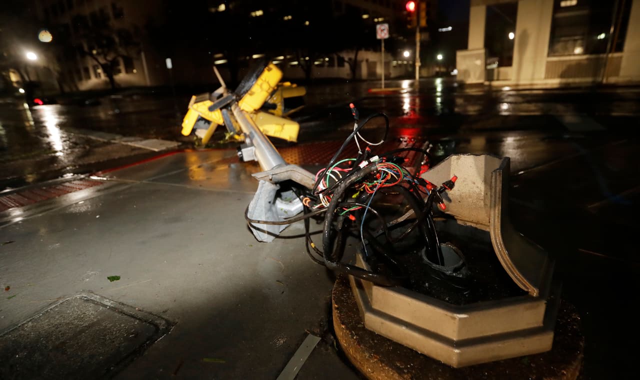 El Servicio Meteorológico Nacional está recibiendo reportes de daños sustanciales en Rockport debido a su cercanía al ojo de Harvey en el momento en que hizo contacto con la costa.