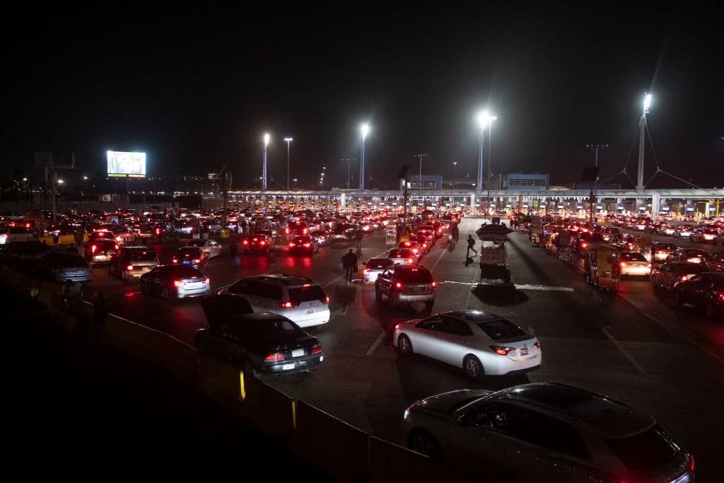 Esas restricciones no se aplicaban al comercio transfronterizo, a cuidados estadounidenses y a los residentes permanentes legales o a las personas que viajaban por motivos médicos o para asistir a la escuela.