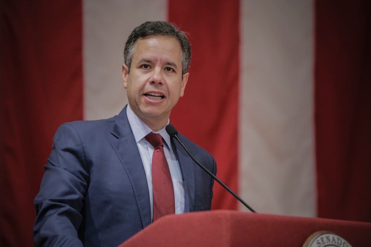 Con $304,135 en recaudos, según la página de la Oficina del Contralor Electora (OCE), el actual senador del Partido Nuevo Progresista (PNP), Miguel Romero, es el precandidato a la alcaldía municipal de San Juan con más dinero para promover su campaña. No obstante, tras la llegada inesperada del coronavirus, que mantiene en remojo las actividades electorales, el candidato aseguró que no hay planes concretos para continuar su campaña en medio de la emergencia. 
<br> 
<br>Romero ha tenido la oportunidad de reunirse con su equipo de campaña mediante plataformas digitales, pero aseguró que "han sido mínimas, no hay planes de ejecución, no hay planes de campaña. Yo creo que ante la opinión pública el 'issue' de la campaña ha pasado en un segundo plano". Su propuesta más reciente se dirige a una medida para aliviar la carga de los contribuyentes y, a las Pequeñas y Medianas Empresas (PyMES) en el pago de las planillas de contribución sobre ingresos.
<br>