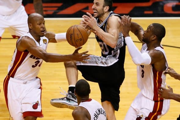 Habrá séptimo juego entre los Spurs y los Heat (30 fotos) ¡Locura total! Un juego electrizante, inolvidable, donde ambos equipos dieron una demostración inolvidable en el American Airlines Arena, manteniendo en vilo a los fanáticos en San Antonio y en Miami, primero durante los 48 minutos regulares y después en los 5 minutos de OT. .Tim Duncan, con una clásica demostración durante todo el partido, anotó más tantos en la primera mitad que la combinación de los 3 de Miami, Wade-James-Bosh 25/21, facilitando que los Spurs dominaran al Heat hasta comenzar el cuarto período, cuando Miami llevo a cabo un cambio de jugadores. Cuando solo faltaban 5 segundos para coronarse campeones los San Antonio Spurs, el incomparable Ray Allen empató el partido con un tiro de 3 puntos, forzando el OT. Con 1:43 en el reloj, LeBron James (triple/doble, 32 puntos, 11 asistencias y 10 rebotes) encaramó al Heat 101-100, y al concluir el OT, de nuevo Allen realizó una formidable jugada defensiva, dando dos puntos más al Heat, que terminó, a pesar de los umpires y para desconcierto de los comentaristas que daban el cetro a San Antonio, 103-101 sobre los Spurs. .