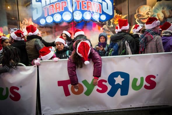 Los juguetes están en la mira de muchos compradores, que se alistan para los regalos de Navidad.