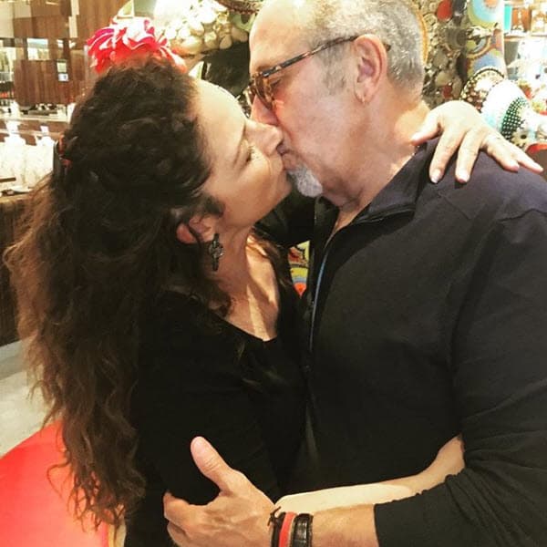 Gloria y Emilio se han caracterizado por ser una pareja sólida y cariñosa, así lo han demostrado en las redes sociales: "Por siempre esta será mi razón favorita de celebrar el 4 de Julio. ¡Feliz aniversario de nuestro primer beso bebé! ¡Te quiero mucho!", escribió la cantante en julio de 2018.