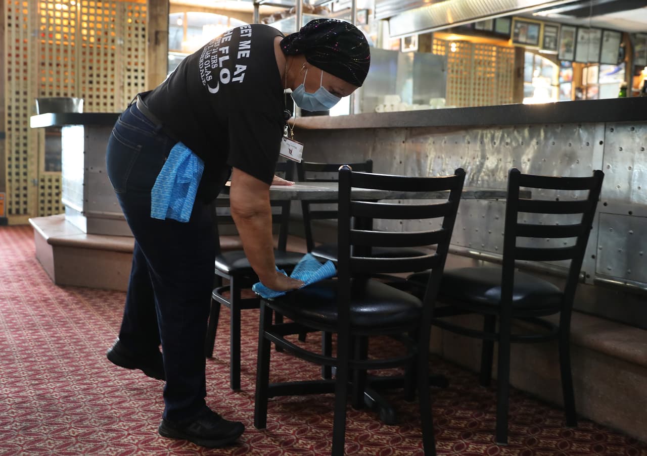 En restaurantes, las mesas deben tener 6 pies de distancia entre sí.