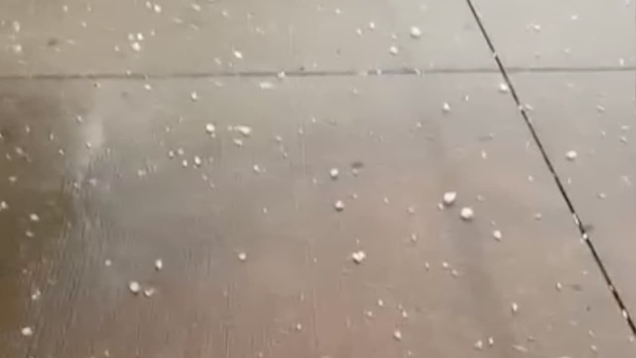 Para muchos residentes de Katy les tomó por sorpresa estos fragmentos de hielo que comenzaron a caer del cielo.