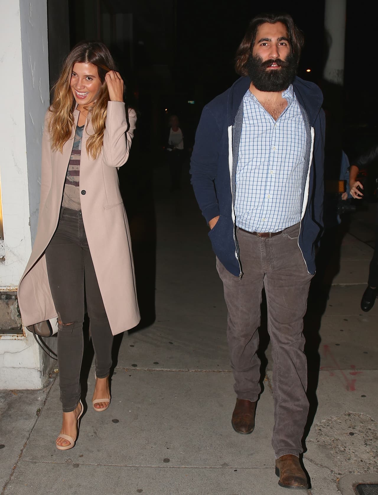 Un misterioso y barbudo nuevo amigo para Michelle. ¿Será su novio?