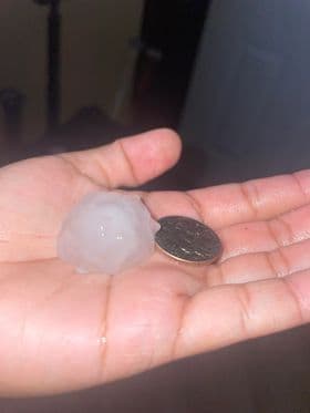 En otras zonas de Dallas, el granizo fue más pequeño a penas del tamaño de una moneda.