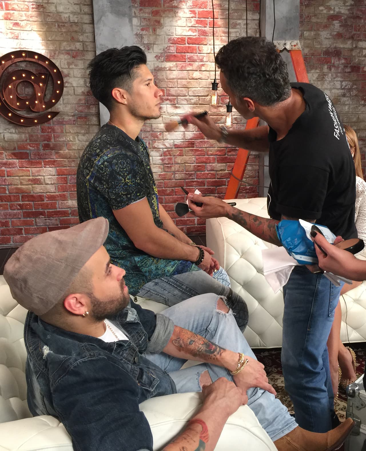 Nacho mientras tanto se relajó en el sillón pensando en la pose que nos daría.