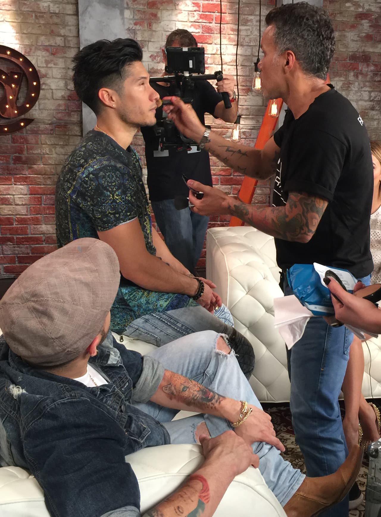 Chino es mega apuesto, pero un retoque para lucir bien no está nada mal.