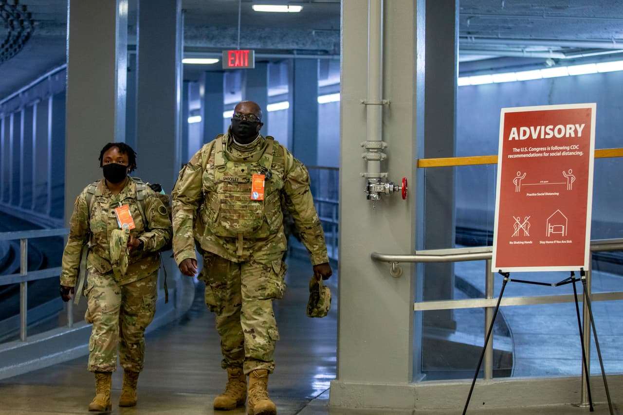 Las medidas de seguridad buscan prevenir incidentes durante y después del discurso. Cinco personas, entre ellas un policía del Capitolio, murieron a causa de la violencia causada por simpatizantes de Donald Trump que buscaban interrumpir la certificación del proceso electoral el pasado 6 de enero. Decenas de policías resultaron heridos en los enfrentamientos con los alborotadores.