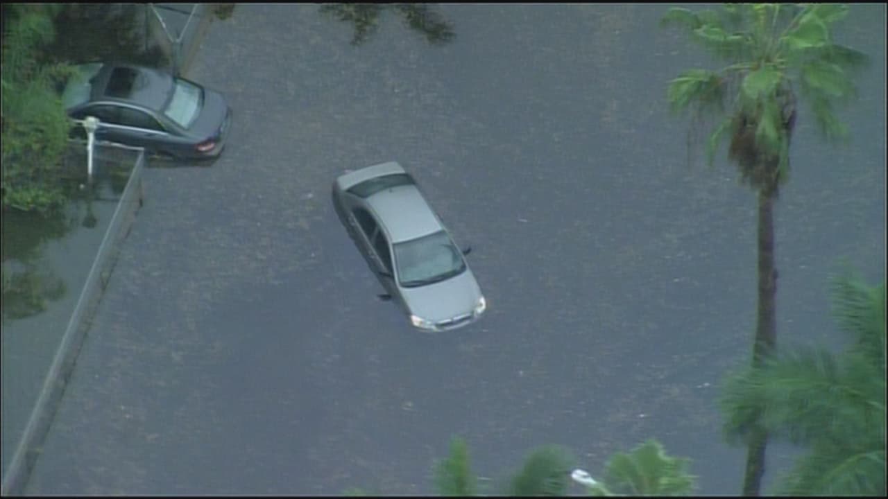 Durante gran parte de la noche y la madrugada el sur de Florida estuvo bajo vigilancia de tornados. Las autoridades reportaron un tornado en los Cayos de Florida.