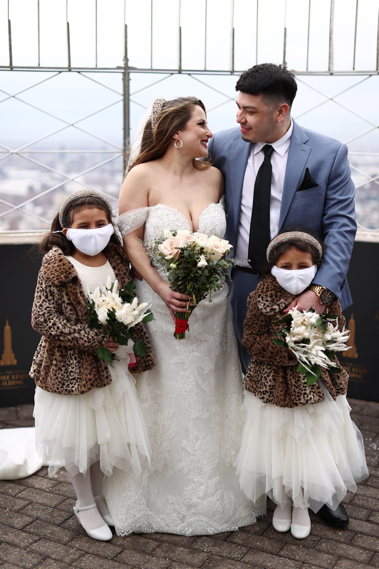 Kristine Mariana y Jorge Martínez posan con sus niñas de las flores, Oriana Acosta y Kaylee Acosta.