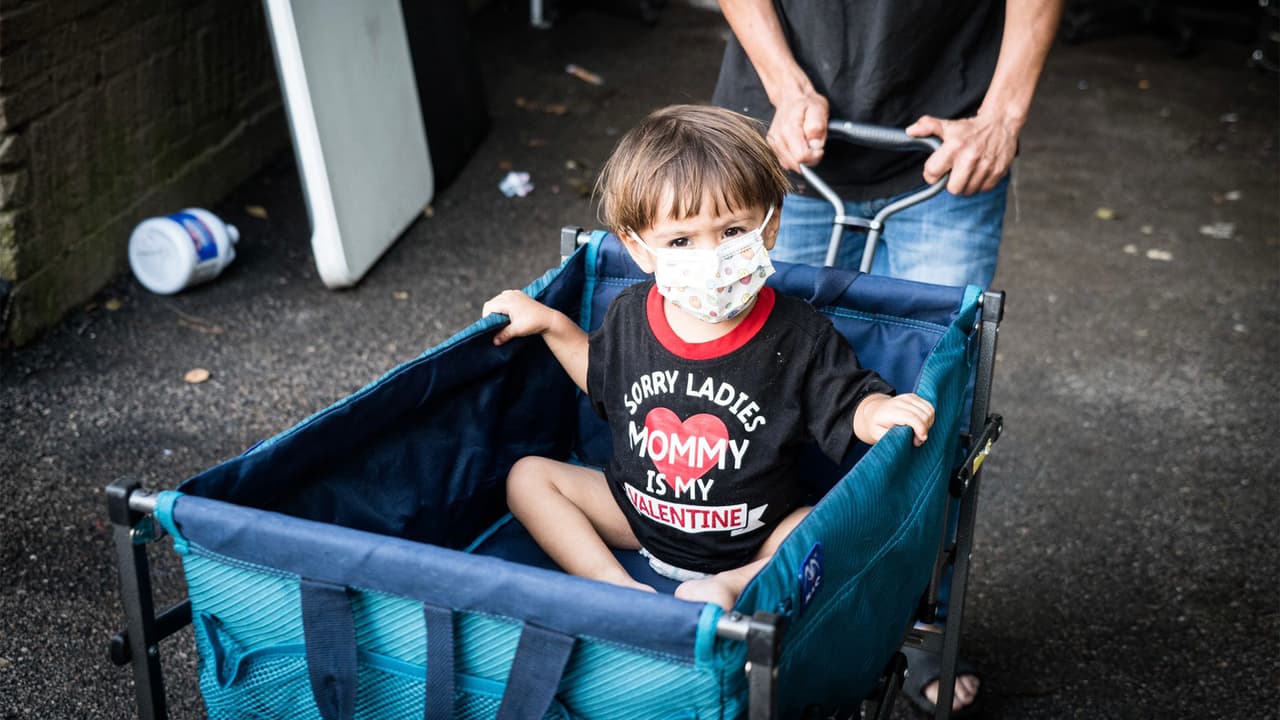Voluntarios vieron la necesidad de intervenir y brindar asistencia ya que, autobuses desde la frontera estaban llegando y dejando a las familias abandonadas en calles de la ciudad.