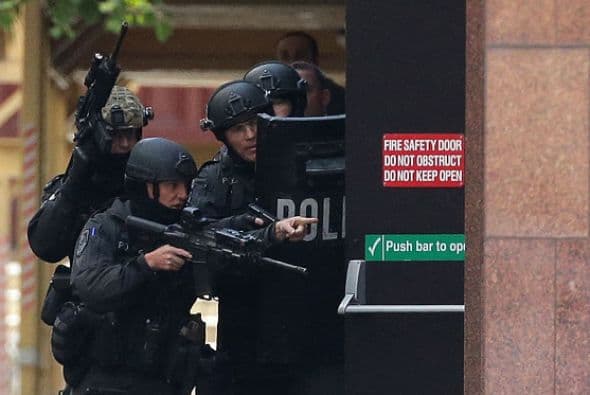Policías fuertemente armados custodiaron los alrededores de la cafetería Lindt.