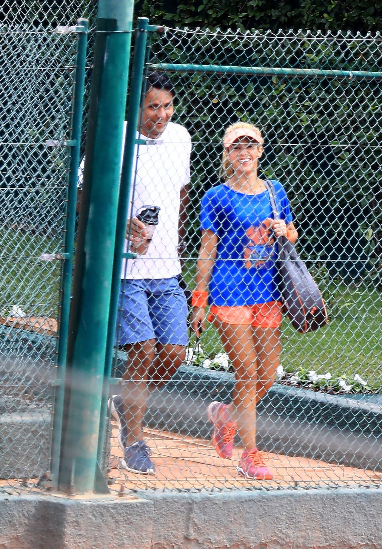 Lució sus torneadas piernas.