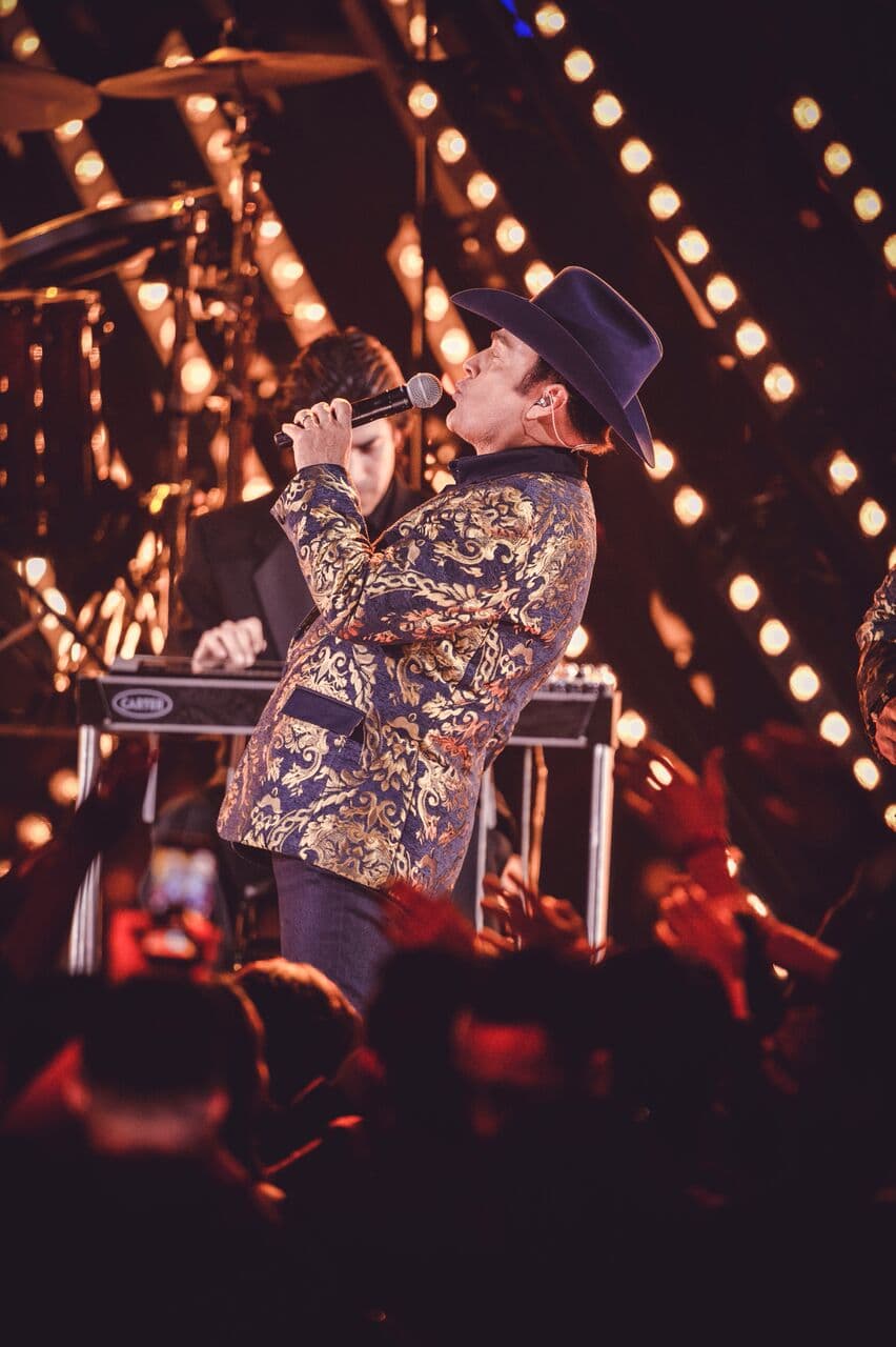 <b><a href="https://www.univision.com/especiales/premio-lo-nuestro">Los Tigres del Norte</a></b> y
<b><a href="https://www.univision.com/especiales/premio-lo-nuestro">Alejandro Fernández</a></b> cumplieron lo prometido e interpretaron un dueto que fue muy comentado.